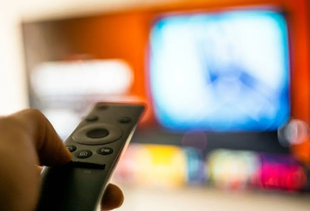 service de streaming en France sur smart TV dans un salon moderne